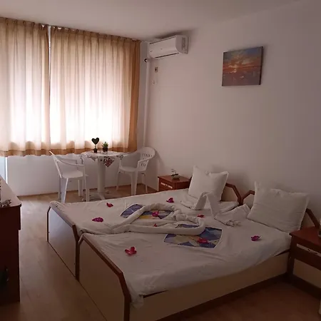 за гости ники * Nesebar